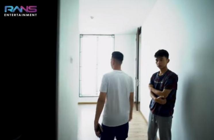 Dimas Ramadhan dan Raffi Ahmad melihat kamar baru (Youtube.com/RansEntertainment)