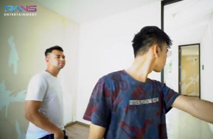 Dimas Ramadhan dan Raffi Ahmad melihat kamar baru (Youtube.com/RansEntertainment)
