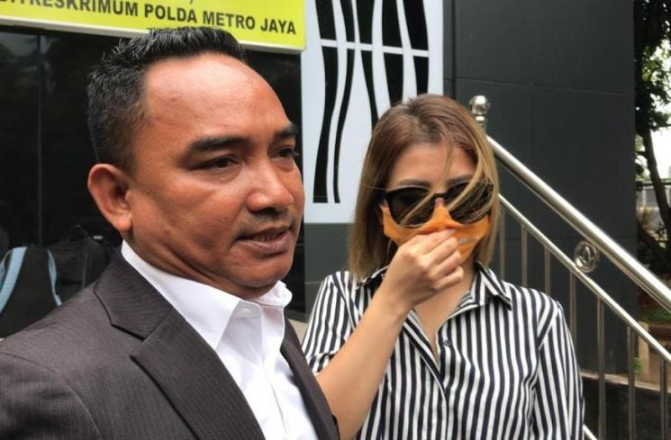 Lee Sachi dan pengacara, Herwin Arwa. (MataMata.com/Yuliani)