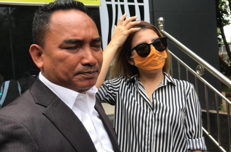 Lee Sachi dan pengacara, Herwin Arwa. (MataMata.com/Yuliani)