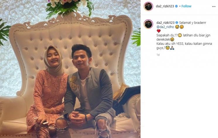 Ridho DA2 dan seorang cewek berhijab. (Instagram/@da2_rizki123)
