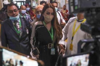 FOTO: Potret Cantik Nita Thalia Hadiri Sidang Perceraian