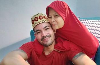 Momen Manis Robby Purba Suapi Ibunya dengan Tangan, Dipuji Selangit!