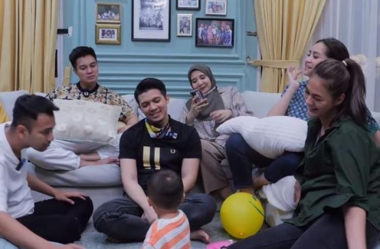 Zaskia Sungkar ungkap cerita kocak. (Youtube/TheSungkarsFamily)