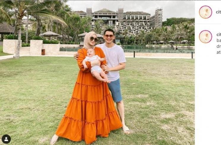 Citra Kirana dan Rezky Aditya bersama Baby Athar (Instagram/@citraciki)