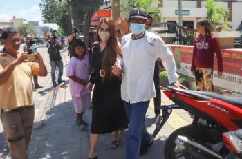 FOTO: Potret Cantik Nita Thalia Hadiri Sidang Perceraian