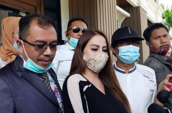 FOTO: Potret Cantik Nita Thalia Hadiri Sidang Perceraian