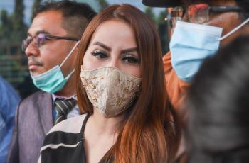 Nita Thalia Bisikkan Kalimat Perpisahan di Hadapan Jenazah Mantan Suami