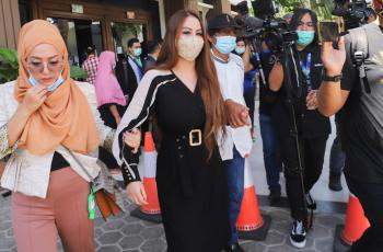 FOTO: Potret Cantik Nita Thalia Hadiri Sidang Perceraian