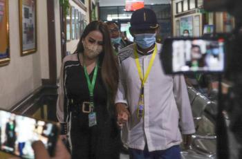 FOTO: Potret Cantik Nita Thalia Hadiri Sidang Perceraian