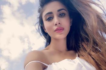 Serial India Naagin Tayang Lagi, 5 Potret Mouni Roy Rebahan Cantik