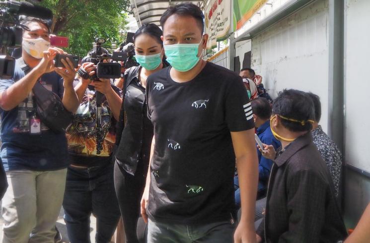 Kalina Oktarani menemani Vicky Prasetyo saat menjalani sidang. (MataMata.com/Alfian Winanto)