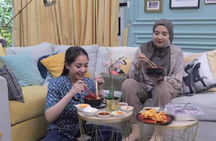 Zaskia Sungkar dan Nagita Slavina (YouTube/The Sungkars Family)
