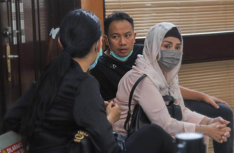 Kalina Oktarani menemani Vicky Prasetyo saat menjalani sidang. (MataMata.com/Alfian Winanto)