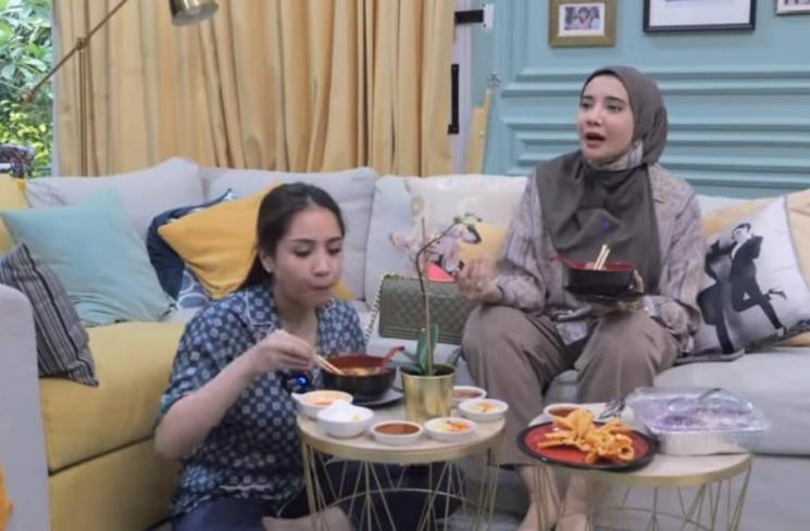 Zaskia Sungkar dan Nagita Slavina (YouTube/The Sungkars Family)
