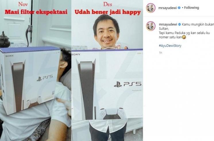 Ayu Dewi beri PS5 buat suami. (Instagram/@mrsayudewi)