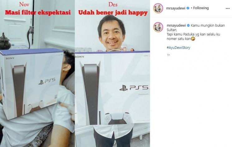 Ayu Dewi beri PS5 buat suami. (Instagram/@mrsayudewi)