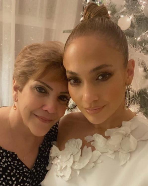 Jennifer Lopez dan ibunya (Instagram/@jlobeauty)