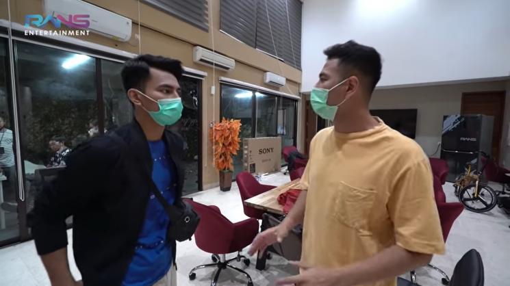 Dimas Ramadhan pamitan ke Raffi Ahmad. (YouTube/Rans Entertainment)