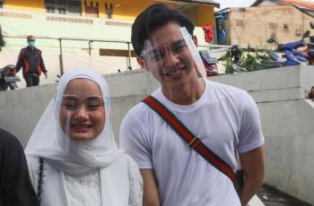 FOTO: Romantis Abis, Potret Kompak Dinda Hauw dan Rey Mbayang Pakai Outfit Putih