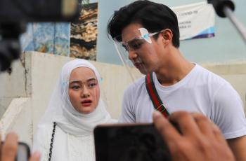 FOTO: Romantis Abis, Potret Kompak Dinda Hauw dan Rey Mbayang Pakai Outfit Putih
