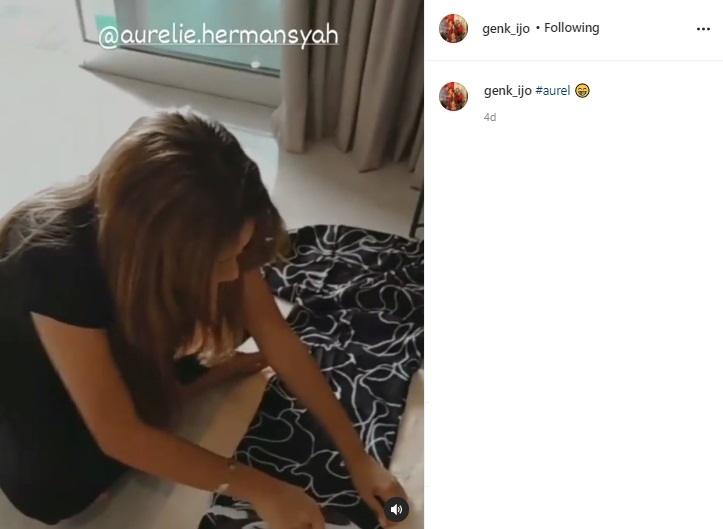 Aurel Hermansyah nyetrika baju. (Instagram/@genk_ijo)