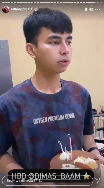Kejutan ultah Dimas Ahmad. (Instagram/@raffinagita1717) 