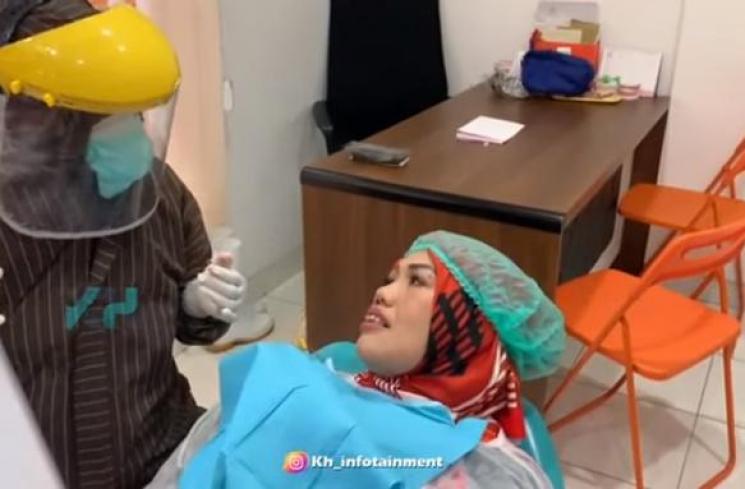 Elly Sugigi potong gigi (Youtube.com/KHInfotainment)