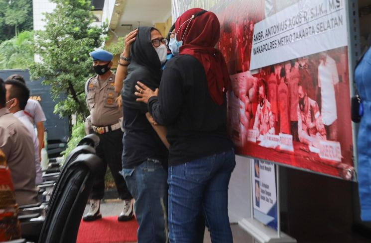 Mantan Penyanyi cilik Ratna Fairuz Albar atau Iyut Bing Slamet menangis saat gelar konferensi pers kasus narkotika yang melibatkan dirinya di Polres Metro Jakarta Sekatan, Sabtu, (5/12). [Matamata.com/Alfian Winanto]