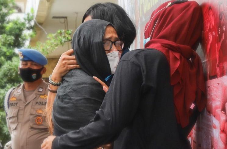 Mantan Penyanyi cilik Ratna Fairuz Albar atau Iyut Bing Slamet menangis saat gelar konferensi pers kasus narkotika yang melibatkan dirinya di Polres Metro Jakarta Sekatan, Sabtu, (5/12). [Matamata.com/Alfian Winanto]