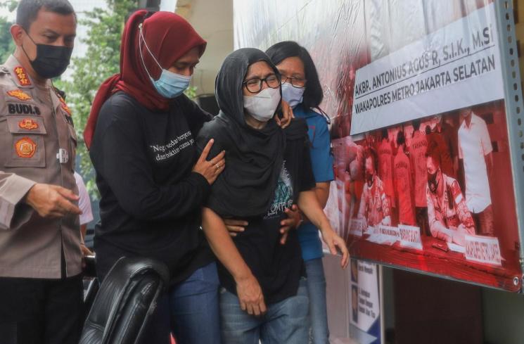 Mantan Penyanyi cilik Ratna Fairuz Albar atau Iyut Bing Slamet menangis saat gelar konferensi pers kasus narkotika yang melibatkan dirinya di Polres Metro Jakarta Sekatan, Sabtu, (5/12). [Matamata.com/Alfian Winanto]