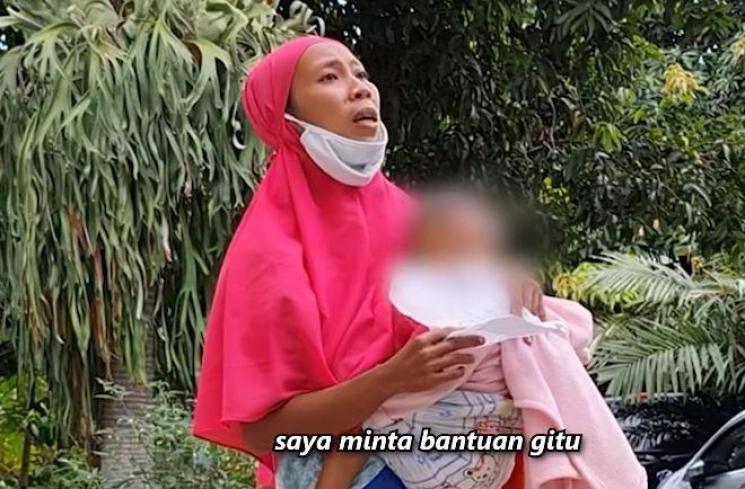 Baim Wong tolak membantu ibu gendong anak. (Youtube/BaimPaula)