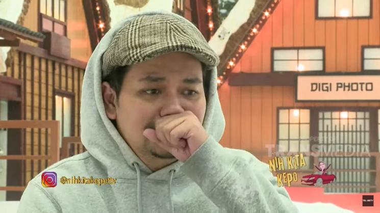 Indra Bekti menangis di pelukan Nikita Mirzani. (YouTube/TRANS TV Official)