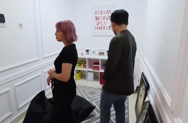 Rumah Abdel Achrian. (Youtube/KeluargaITIKK)
