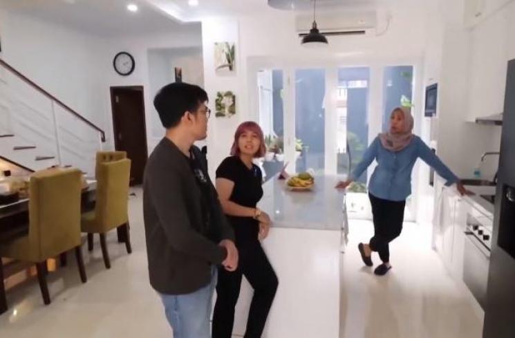 Rumah Abdel Achrian. (Youtube/KeluargaITIKK)