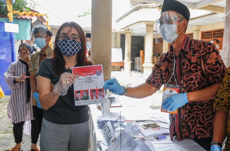 Ayu Ting Ting gunakan hak pilih dalam Pilkada Depok 2020. (MataMata.com/Alfian Winanto)
