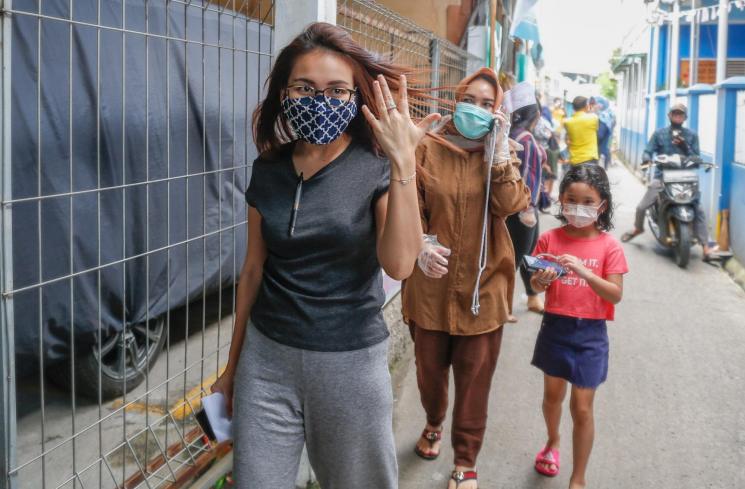 Ayu Ting Ting gunakan hak pilih dalam Pilkada Depok 2020. (MataMata.com/Alfian Winanto)