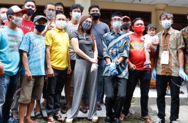 Ayu Ting Ting gunakan hak pilih dalam Pilkada Depok 2020. (MataMata.com/Alfian Winanto)