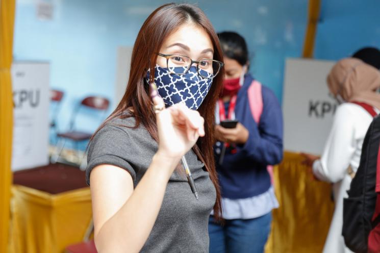 Ayu Ting Ting gunakan hak pilih dalam Pilkada Depok 2020. (MataMata.com/Alfian Winanto)