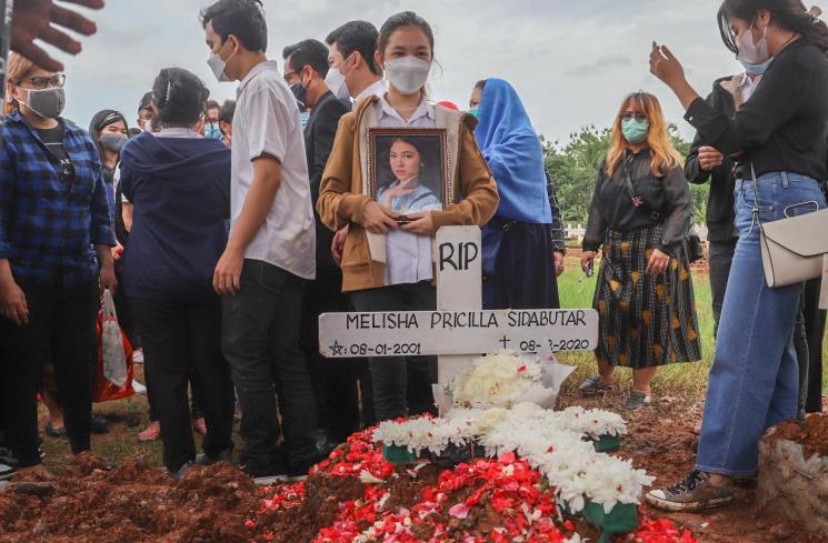Melitha Sidabutar menangis di pemakaman Melisha Sidabutar Indonesian Idol. (MataMata.com/Alfian Winanto)