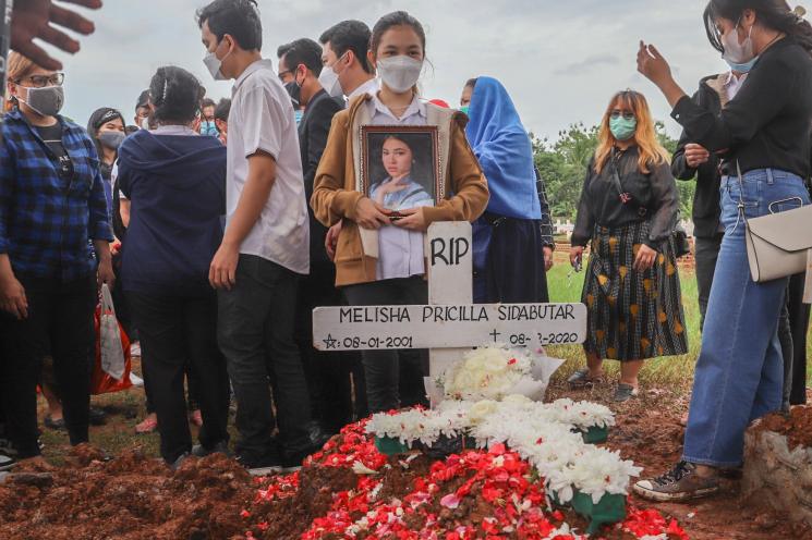 Melitha Sidabutar menangis di pemakaman Melisha Sidabutar Indonesian Idol. (MataMata.com/Alfian Winanto)