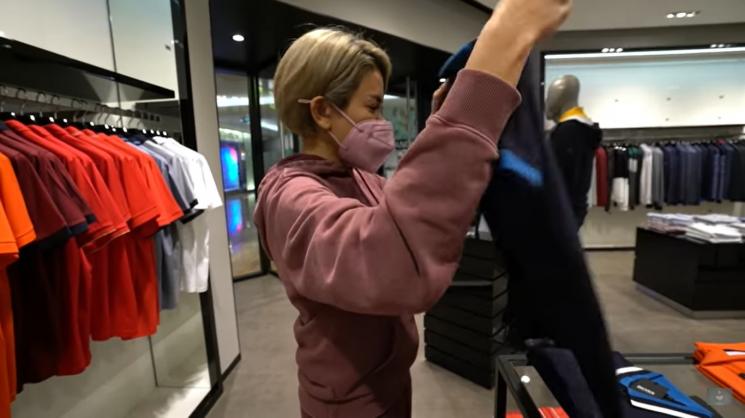 Nikita Mirzani beli baju buat cowok. (YouTube/Crazy Nikmir REAL)