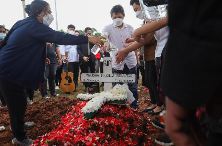 Melitha Sidabutar menangis di pemakaman Melisha Sidabutar Indonesian Idol. (MataMata.com/Alfian Winanto)