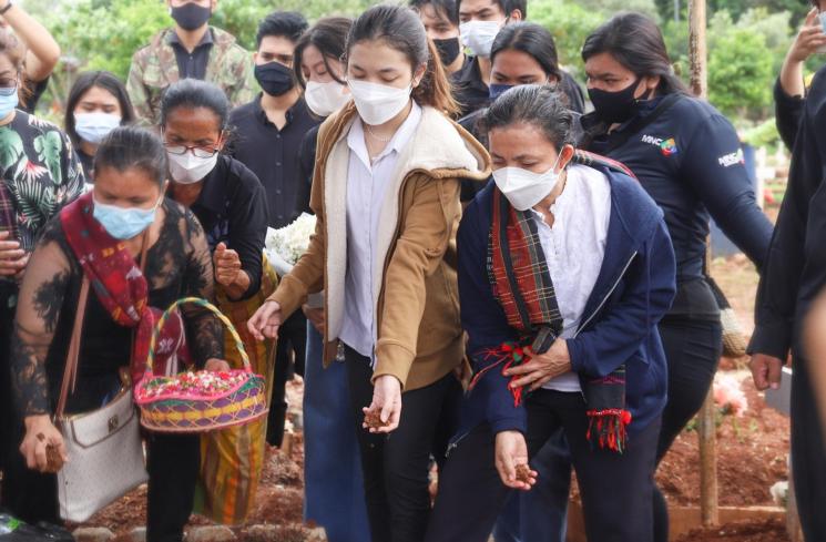 Melitha Sidabutar menangis di pemakaman Melisha Sidabutar Indonesian Idol. (MataMata.com/Alfian Winanto)