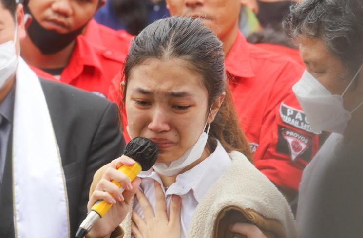 Melitha Sidabutar menangis di pemakaman Melisha Sidabutar Indonesian Idol. (MataMata.com/Alfian Winanto)