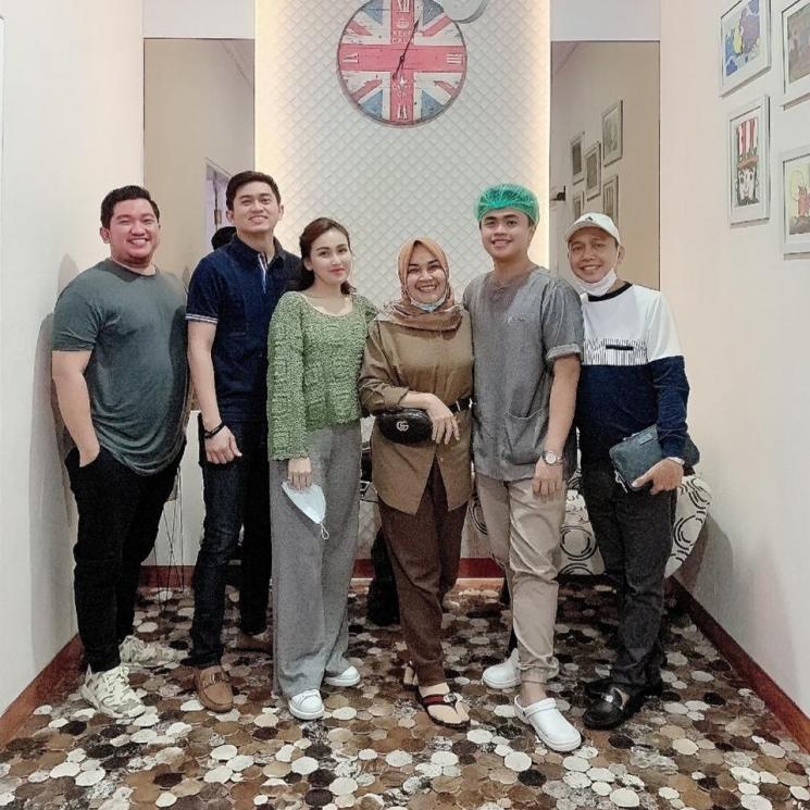 Kebersamaan Aditya Jayusman dengan keluarga Ayu Ting Ting. (Instagram/@mom_ayting92_)