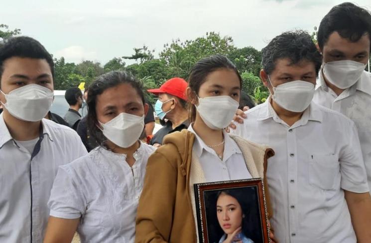 Melitha Sidabutar (jaket coklat) bersama keluarga di pemakaman Melisha Sidabutar. (MataMata.com/Herwanto)