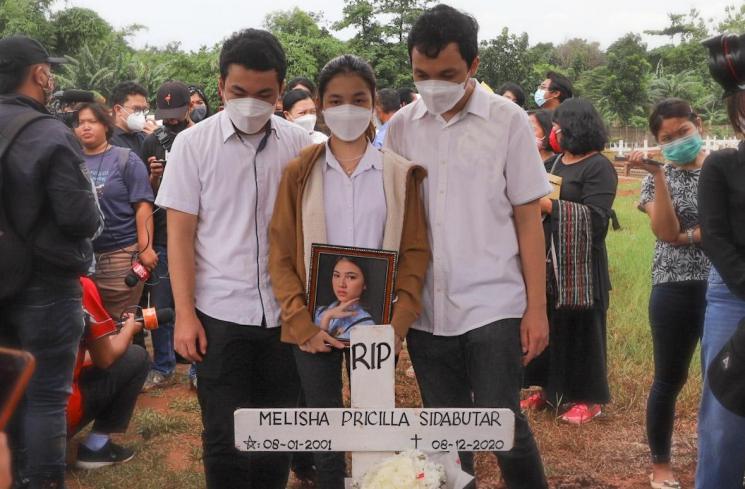 Melitha Sidabutar menangis di pemakaman Melisha Sidabutar Indonesian Idol. (MataMata.com/Alfian Winanto)