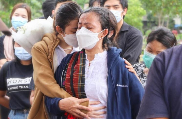 Melitha Sidabutar menangis di pemakaman Melisha Sidabutar Indonesian Idol. (MataMata.com/Alfian Winanto)