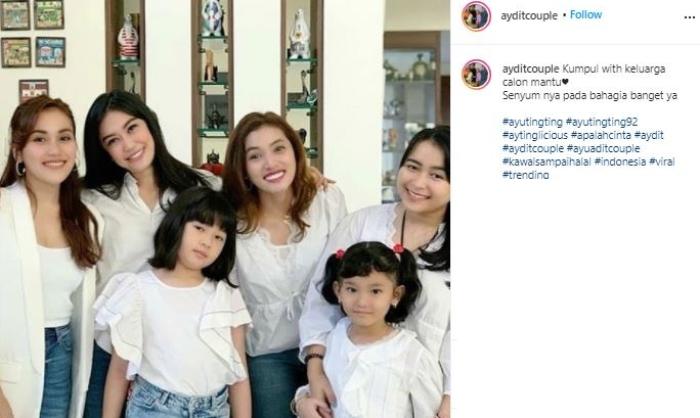 Ayu Ting Ting bareng keluarga Adit Jayusman. (Instagram/@ayditcouple)